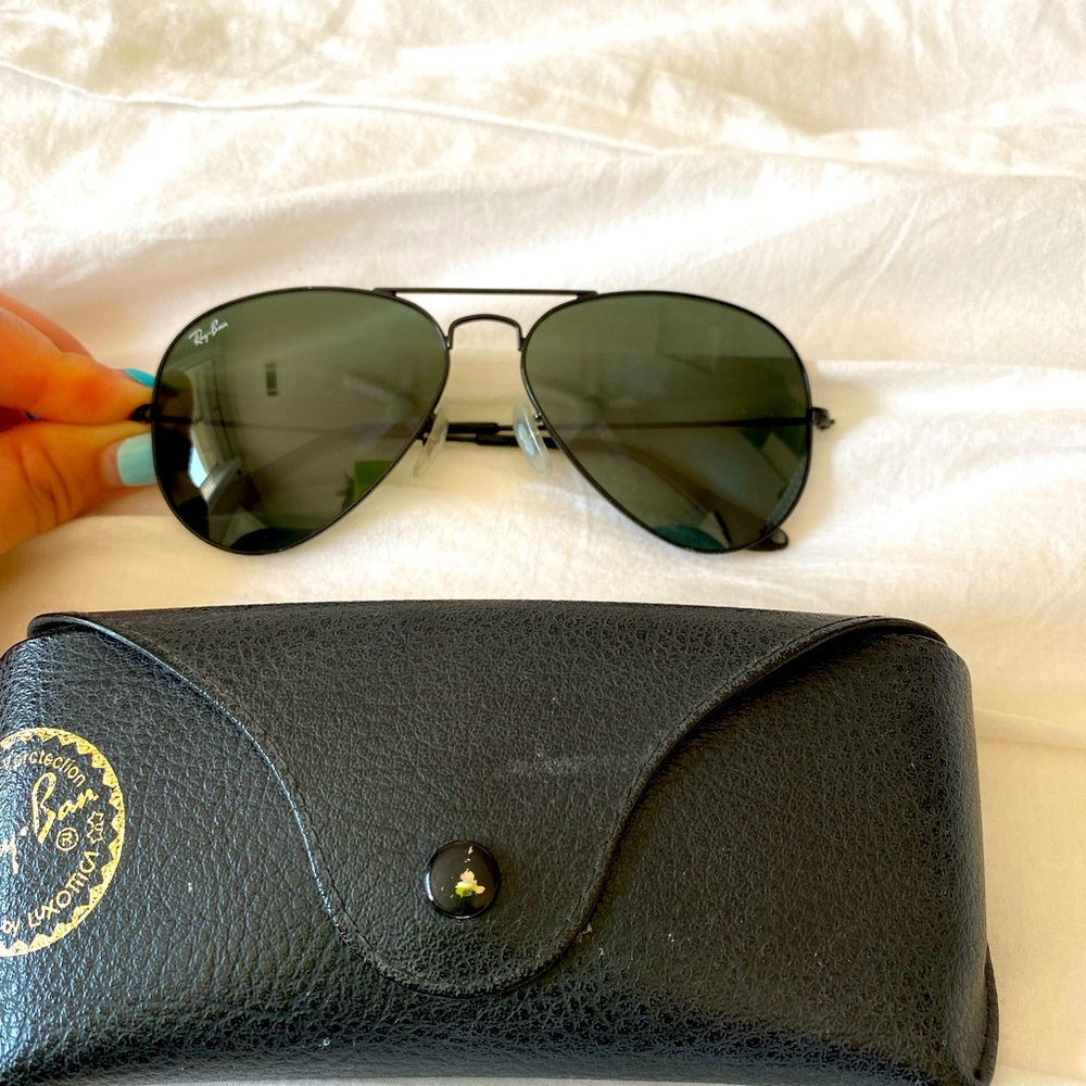 Black Ray-Ban Aviators